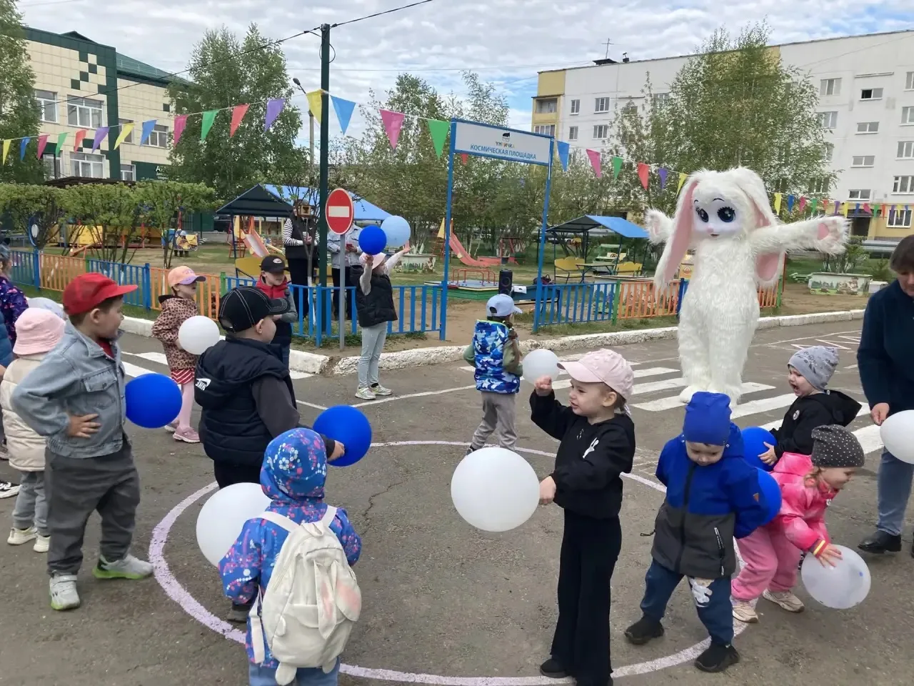 В рамках городской акции «На зарядку становись!» 👦🏻👧🏼
Утро в нашем детском саду началось с весёл