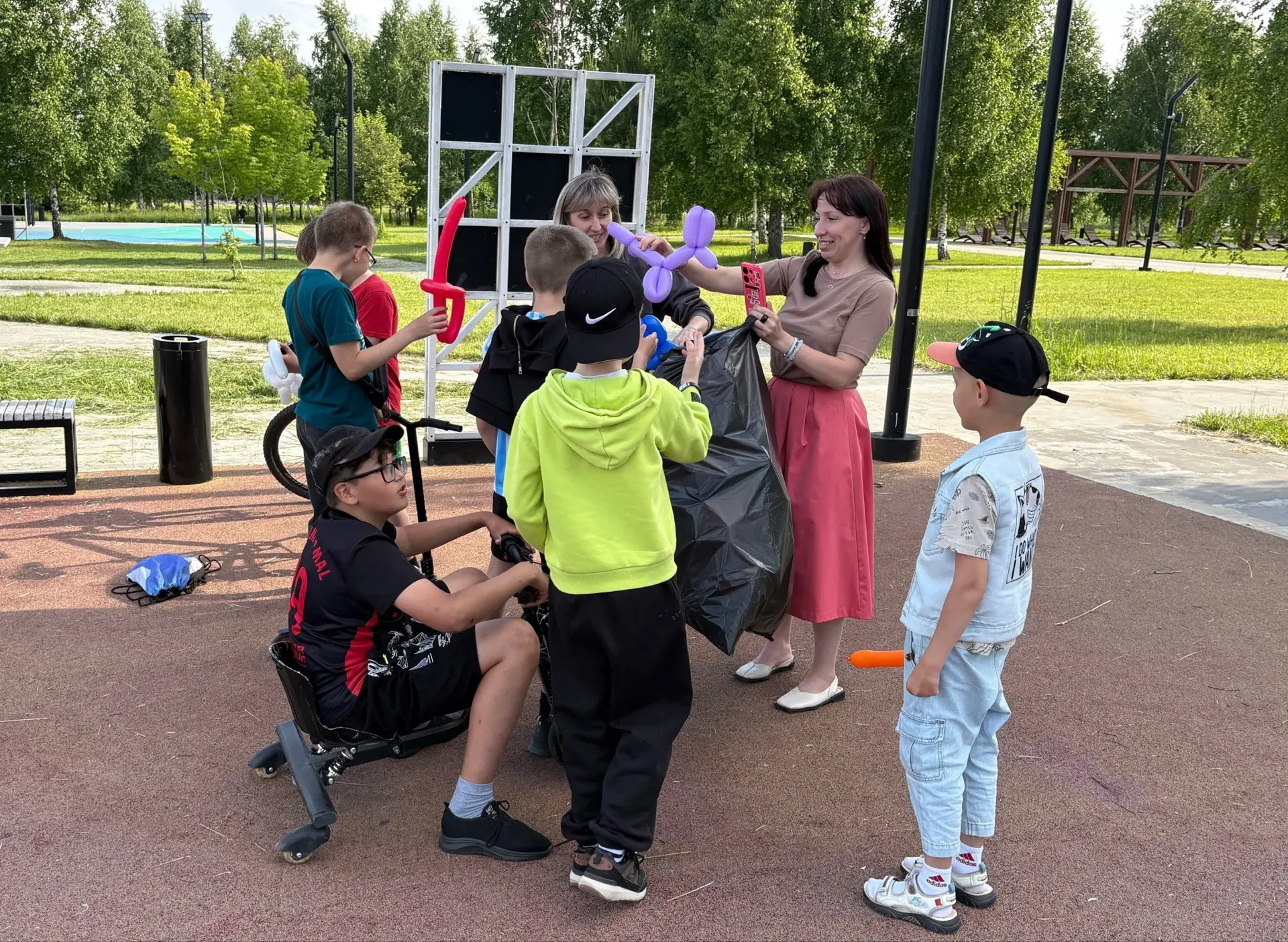 Краски детства🎈🎉

Поздравили детишек с праздником в экстрим-парке г.Лаишево🥳☺️
Как же приятно вид