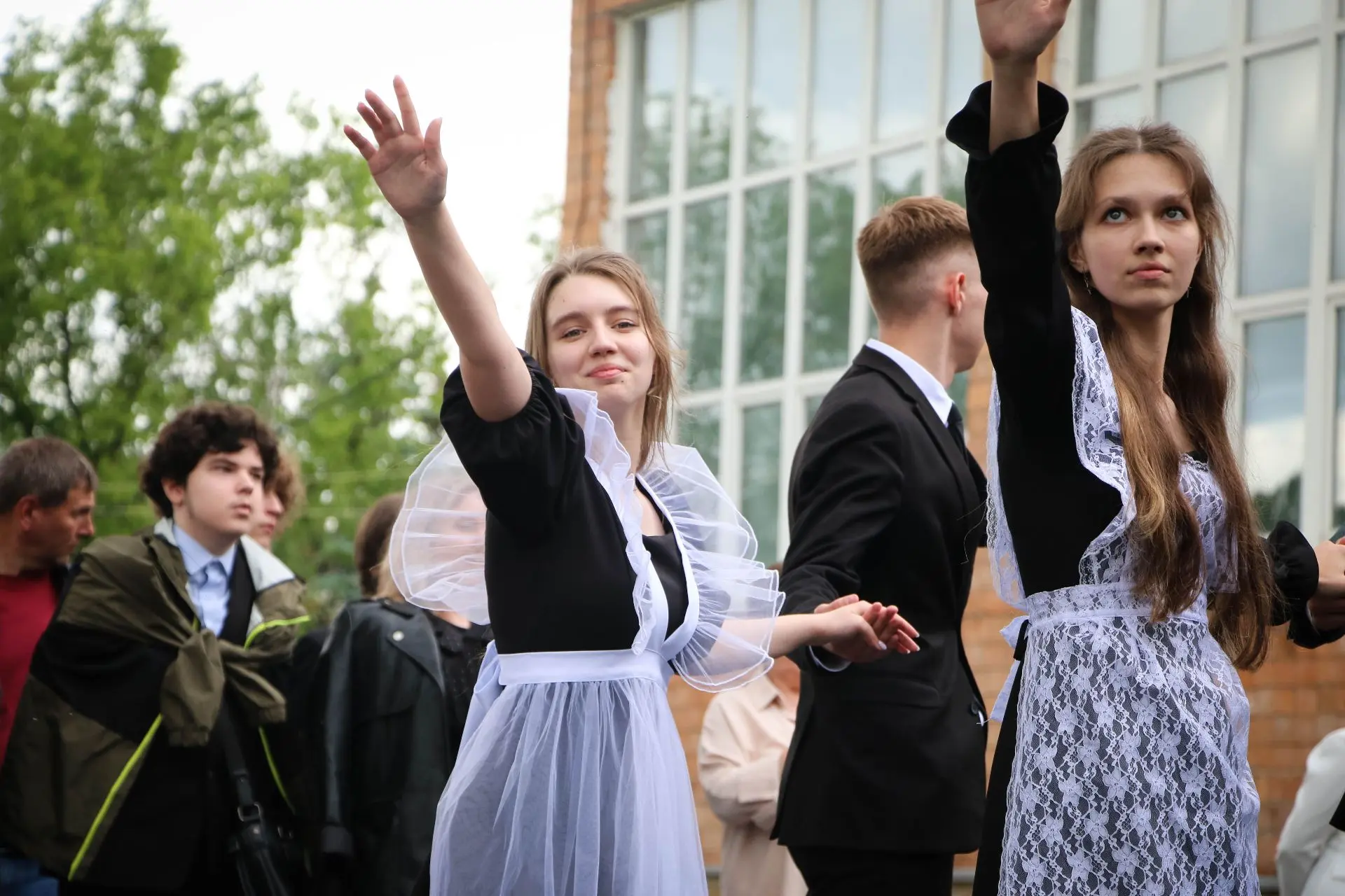 ПОСЛЕДНИЙ ЗВОНОК | 11 КЛАССЫ
⁣
Школы по всей России отмечают прощание с учебным годом — звучат после