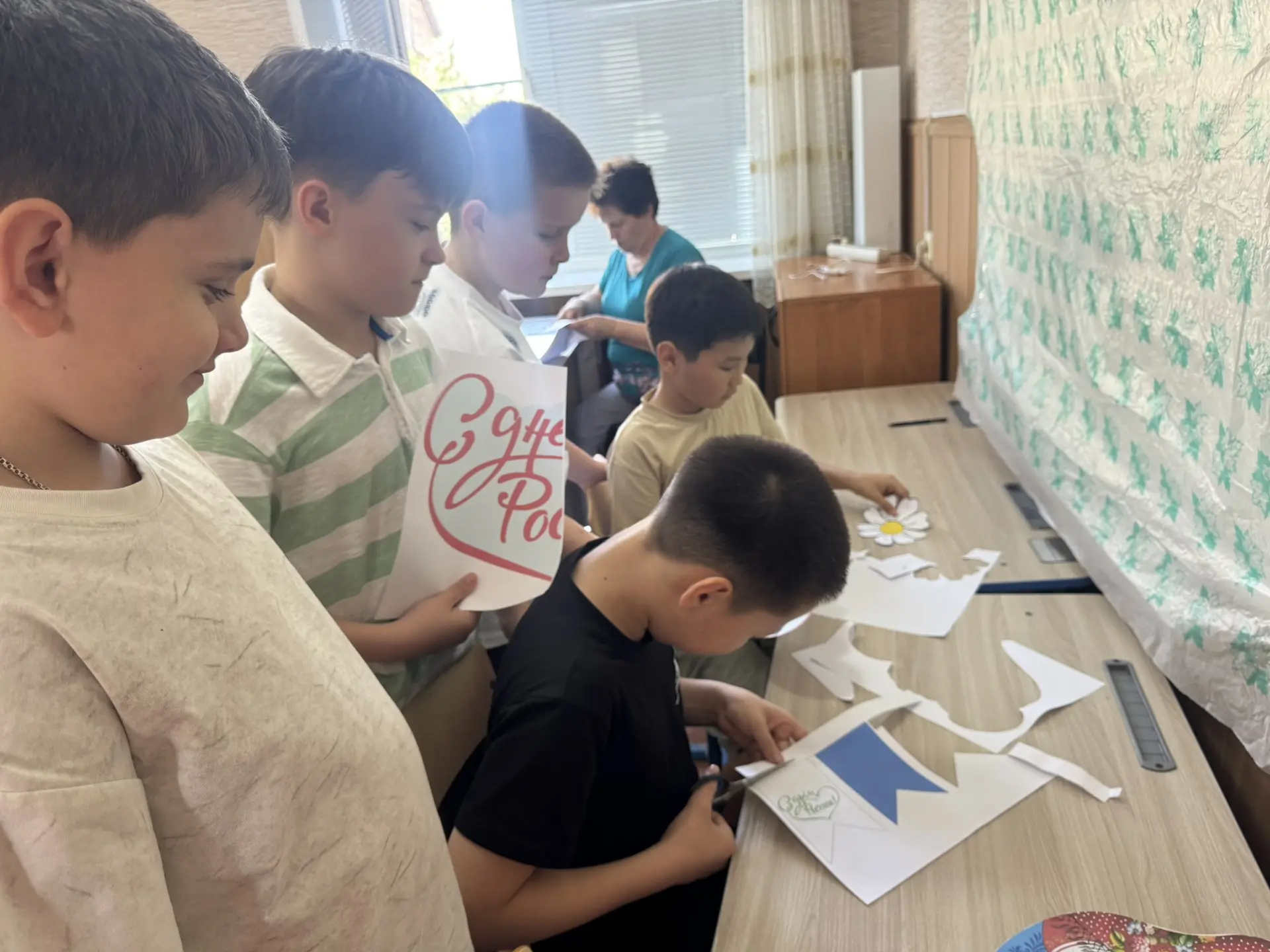 Сегодня наша школа расцвела особенными красками! В рамках Всероссийской акции «Окна России», организ