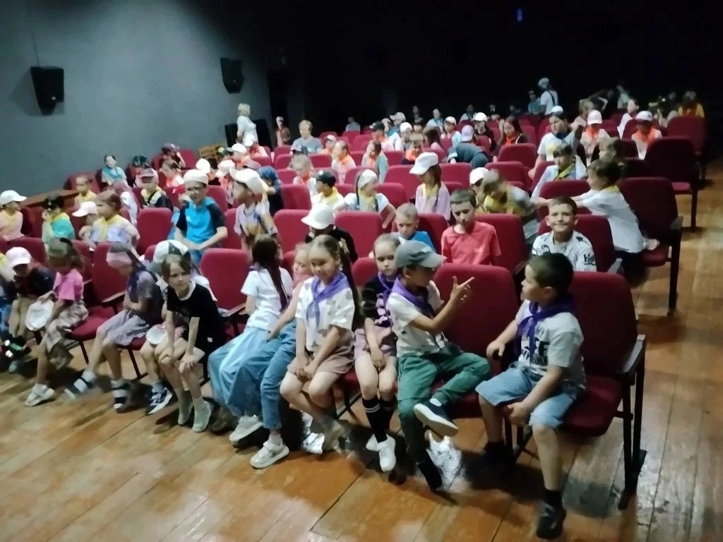 🎬 Один день из жизни нашего лагеря: от гимна до театра и программирования
Сегодня в пришкольном лаг