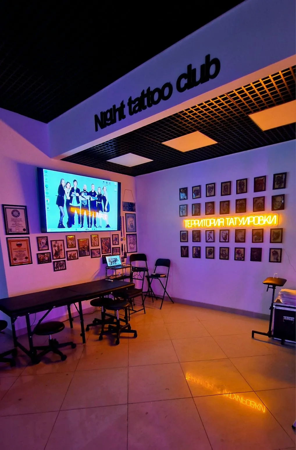 Тьма за окном, в студии - свет,
Но не тёплый, а лунный, как след.
В Night Tattoo Club время встаёт,
