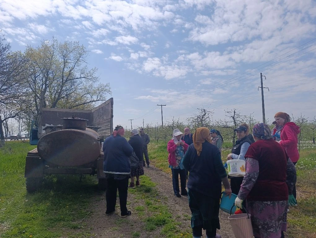Сегодня жители с.п. Хатуей объединились для проведения масштабного субботника. Вдоль федеральной тра