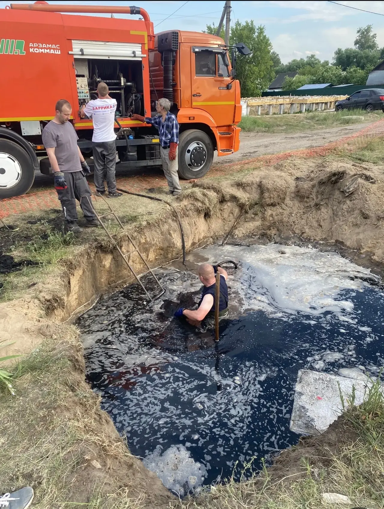 А в таких условиях Приходится работать сотрудникам.