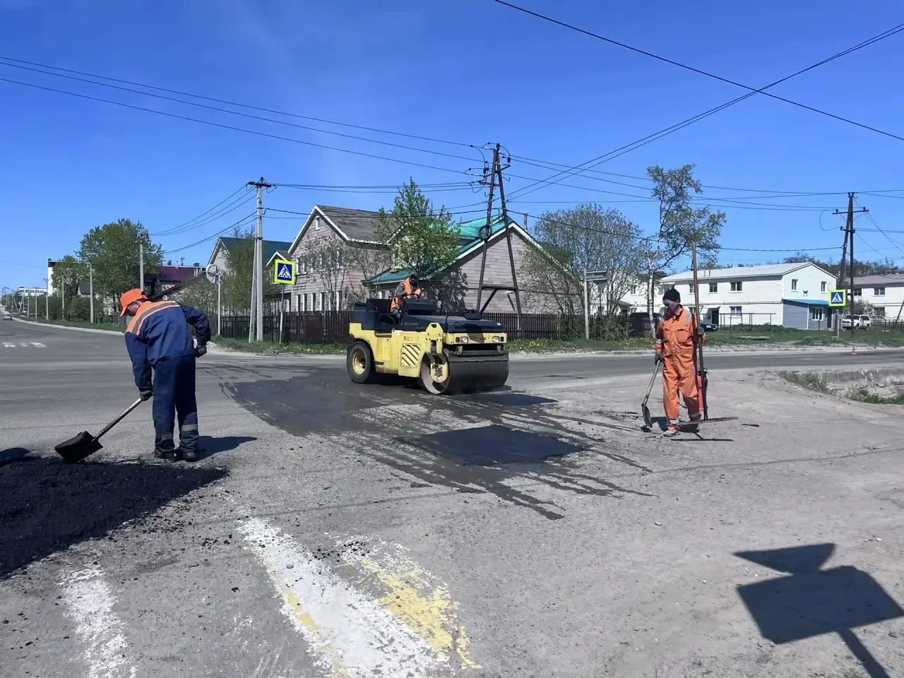 На улицах нашего города дорожные службы приступили к ямочному ремонту. ⁣⁣⠀⁣⁣⠀
⁣⁣⠀⁣⁣⠀
В текущем сезон