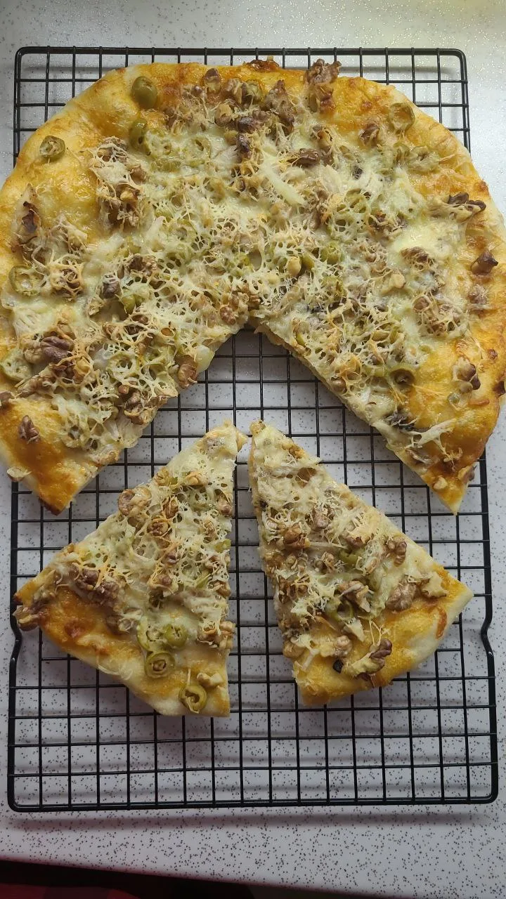 Ореховая пицца!
Орехи грецкие 100гр, курица готовая, оливки, лук, болг. перец (кто любит) сыр моцаре