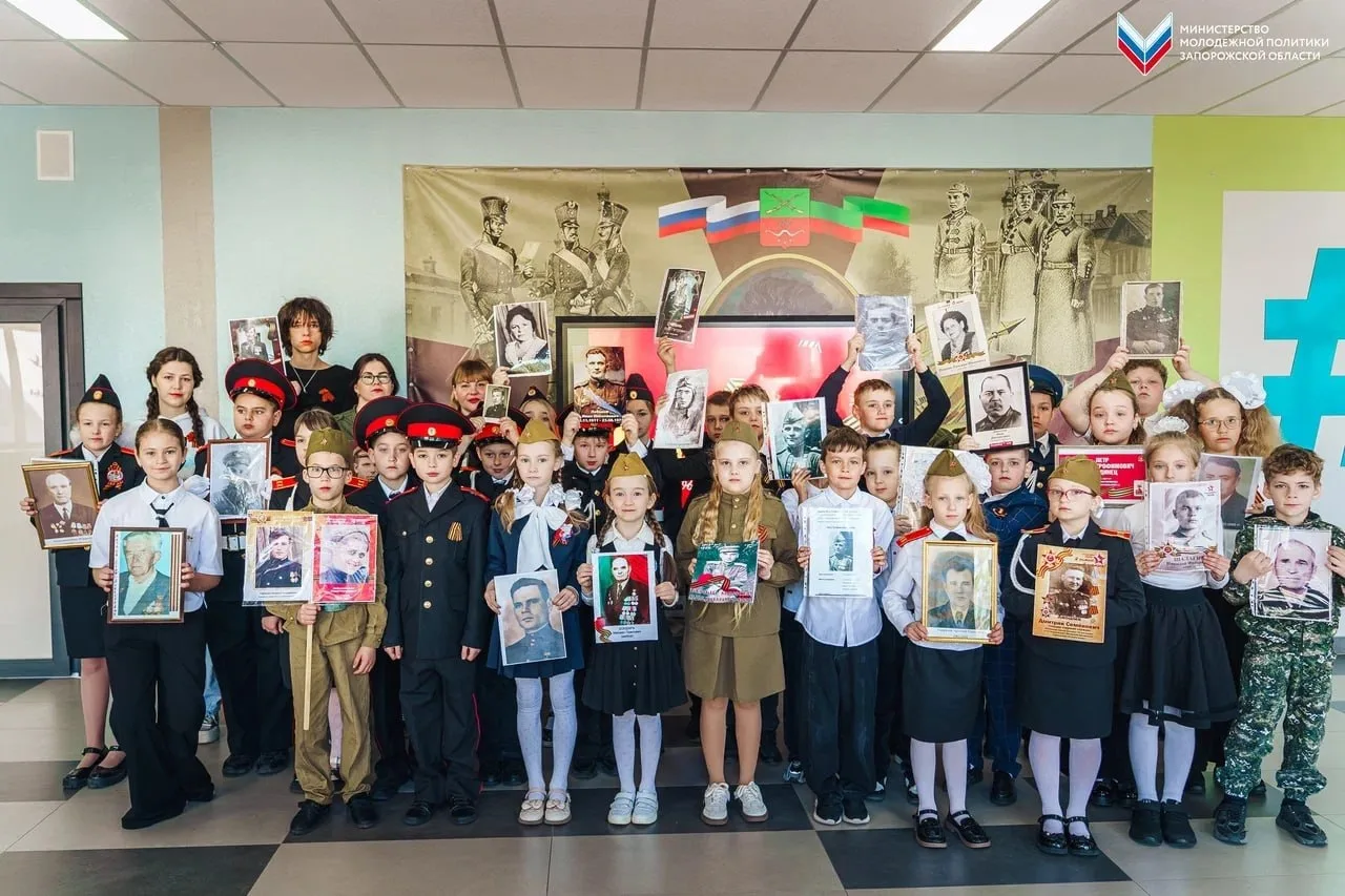 🔥В Мелитопольской школе №15 имени графа Комаровского открыли «Стену памяти» 
 
Церемонию провели «В