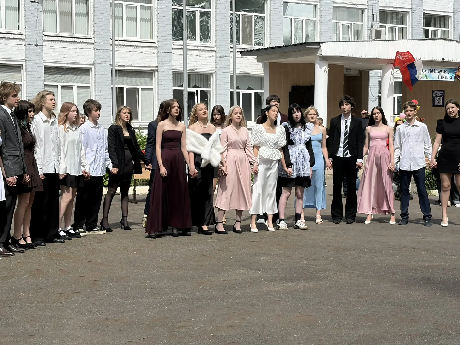 Для учащихся 9 класса прозвенел последний звонок 🎓

Кто-то из них сегодня уходит из школы насовсем.