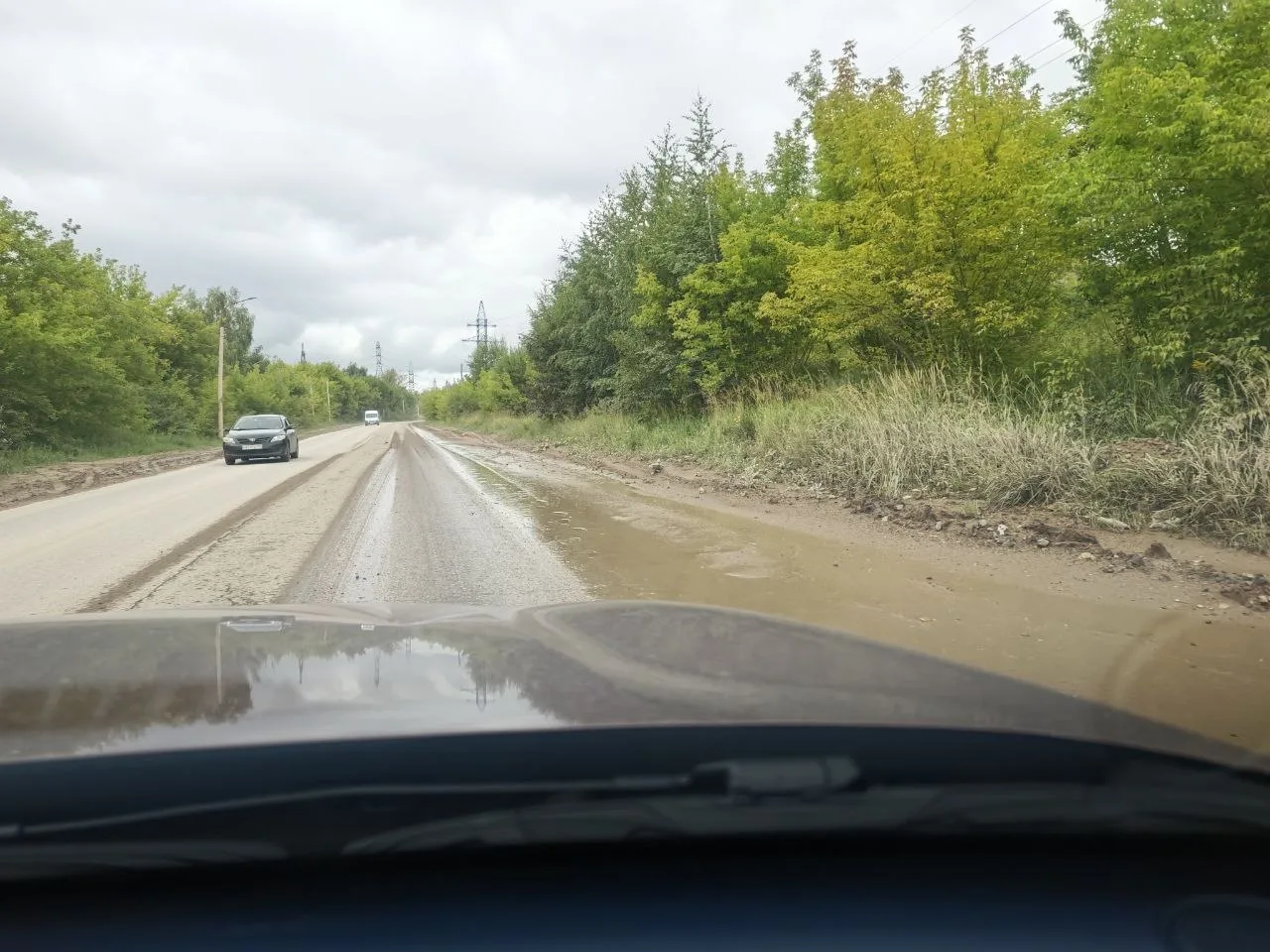 Вся дорога в кусках грязи из за мусоровозов. 
Постоянно ездят мусорные машины и загрязняют дорогу

�