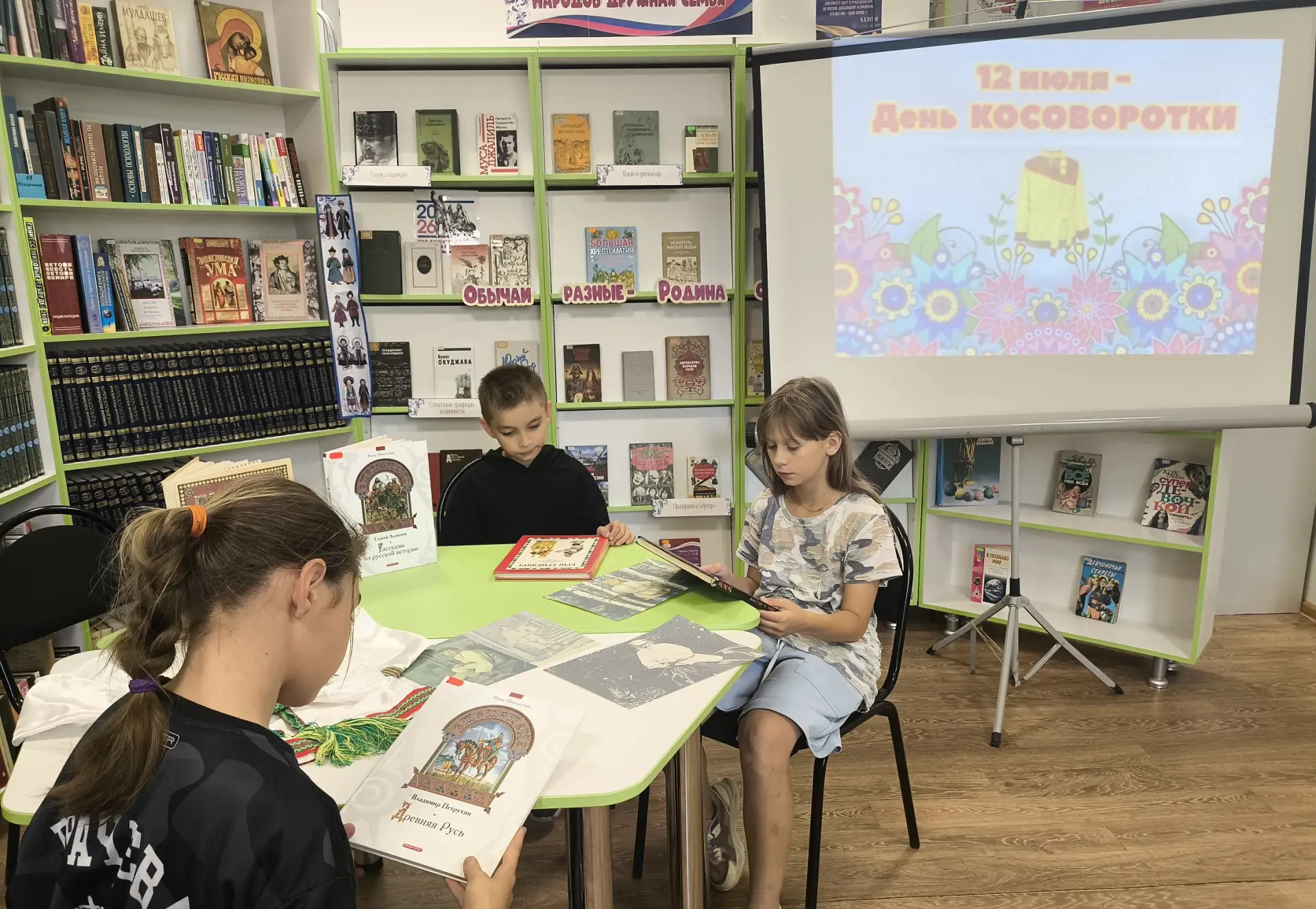 В преддверии  празднования День косоворотки в Дубовской детской сельской библиотеке прошел фольклорн
