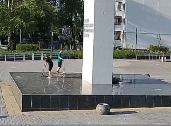 В Березниках дети на самокатах выполняли трюки на ступенях Мемориала Победы — администрация подала з
