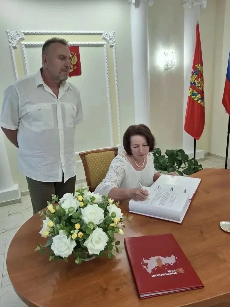 Четыре десятилетия под одной крышей🏠🥰

💒В отделе ЗАГС по Кировскому и Свердловскому районам г. Кр