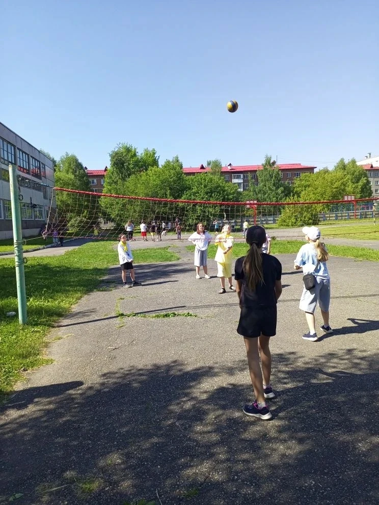 🏐 Школа любимого дела в «Радуге»

Любители спорта собрались на занятии по волейболу, которое провел
