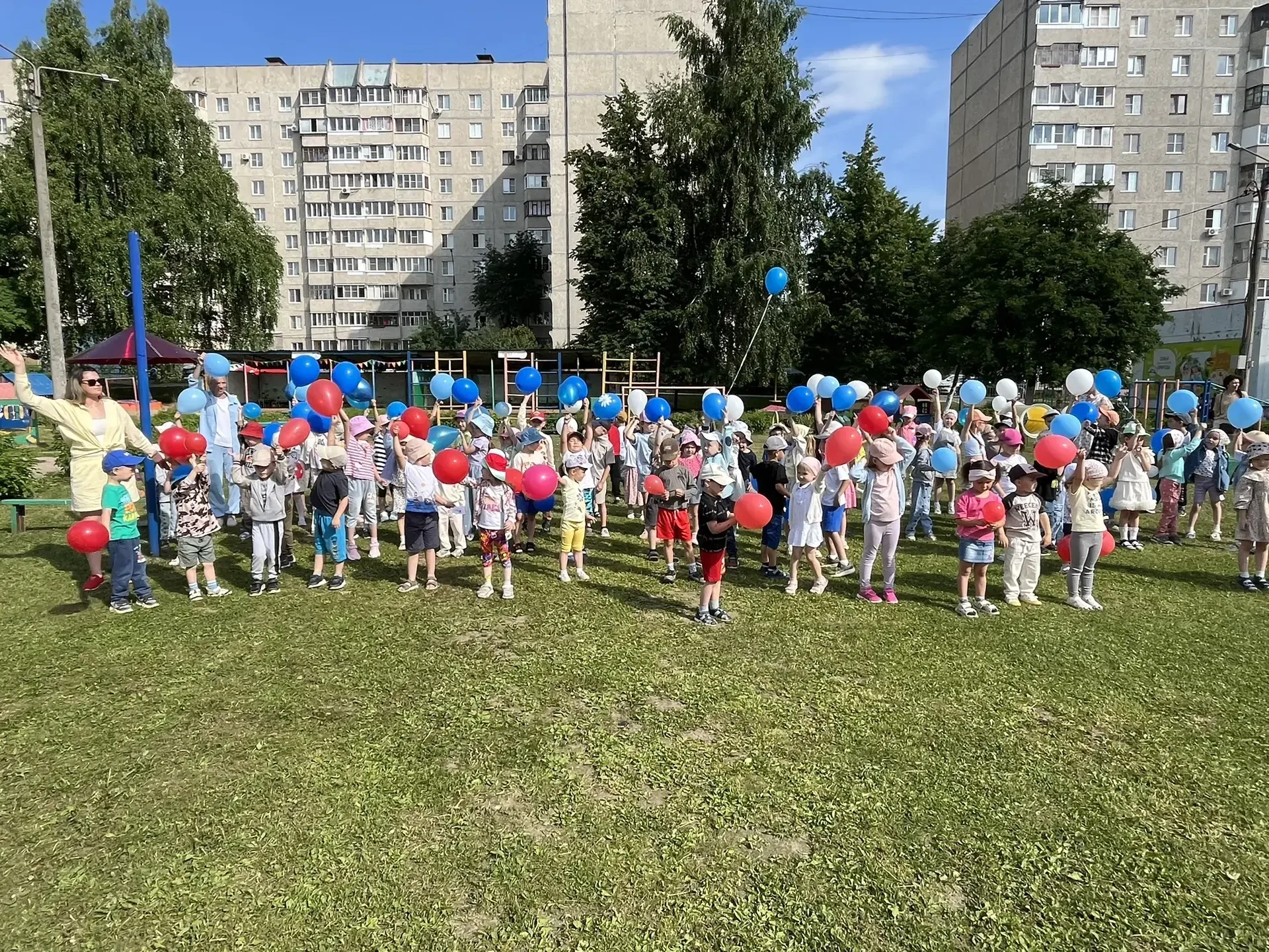 В честь празднования "Дня России" в #Дтскийсад№201Чебоксары прошел флешмоб -зарядка "Физкультпривет,