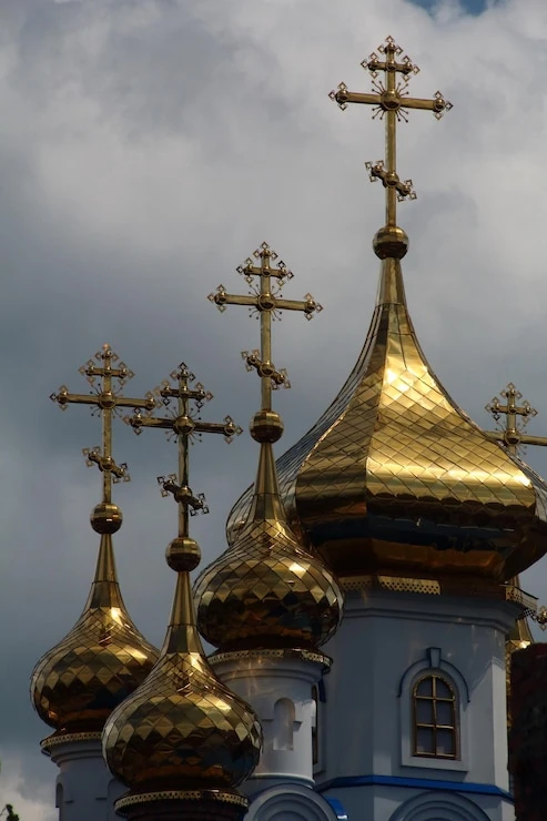 Статистика:
Верят в Бога 75% россиян.
Называют себя православными 65%.
Посещают храм не реже 1 раза 