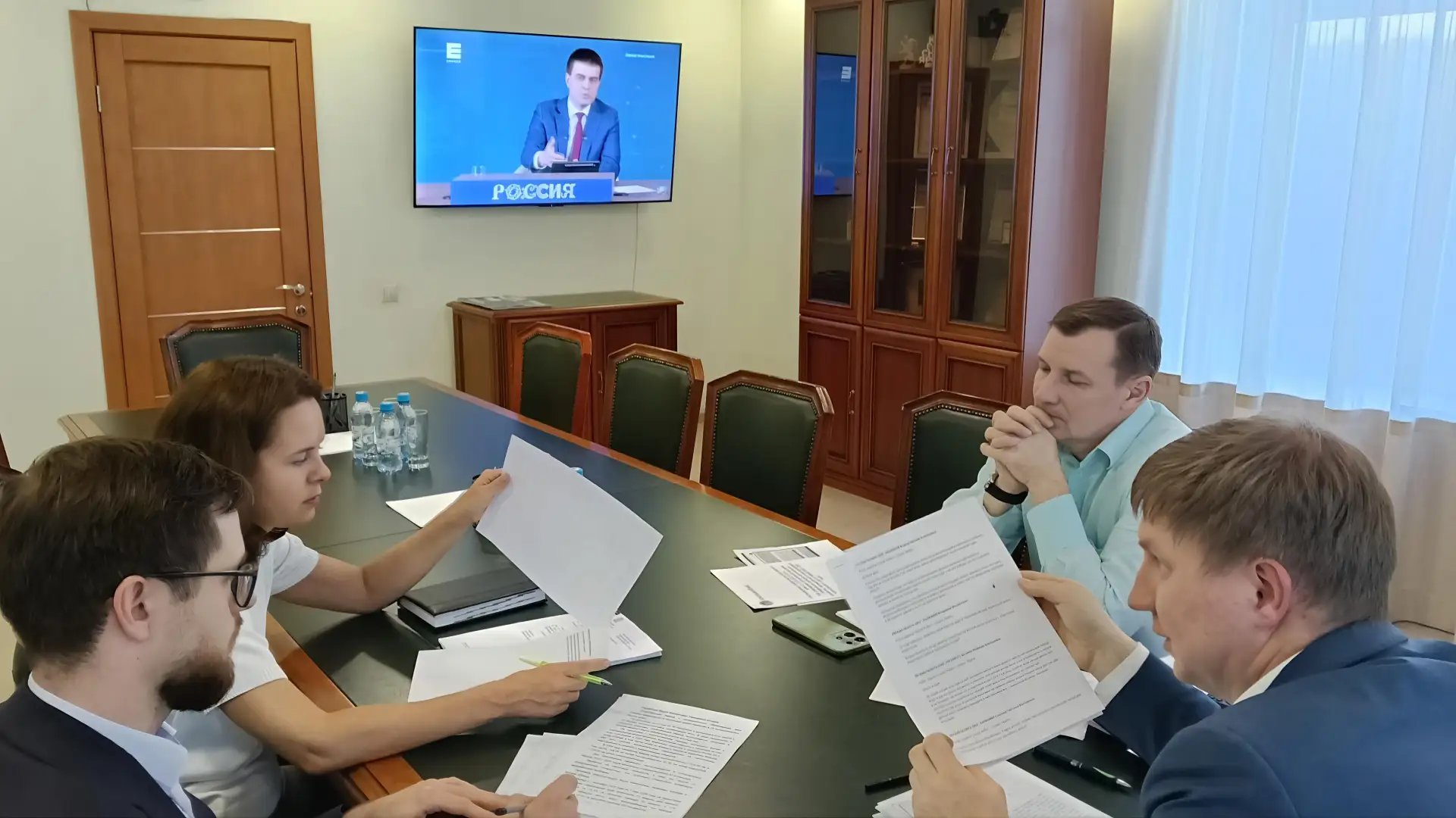 Вместе со своими заместителями внимательно следил за Прямой линией Губернатора края.

Отметил обраще