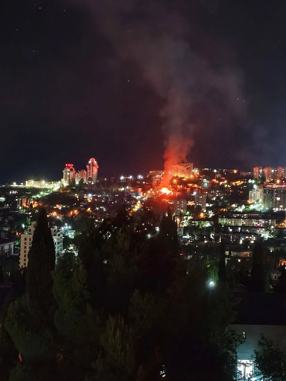 Сильно горит на сосновой 😱🔥

#Ялта #Крым
📲Мы в MAX