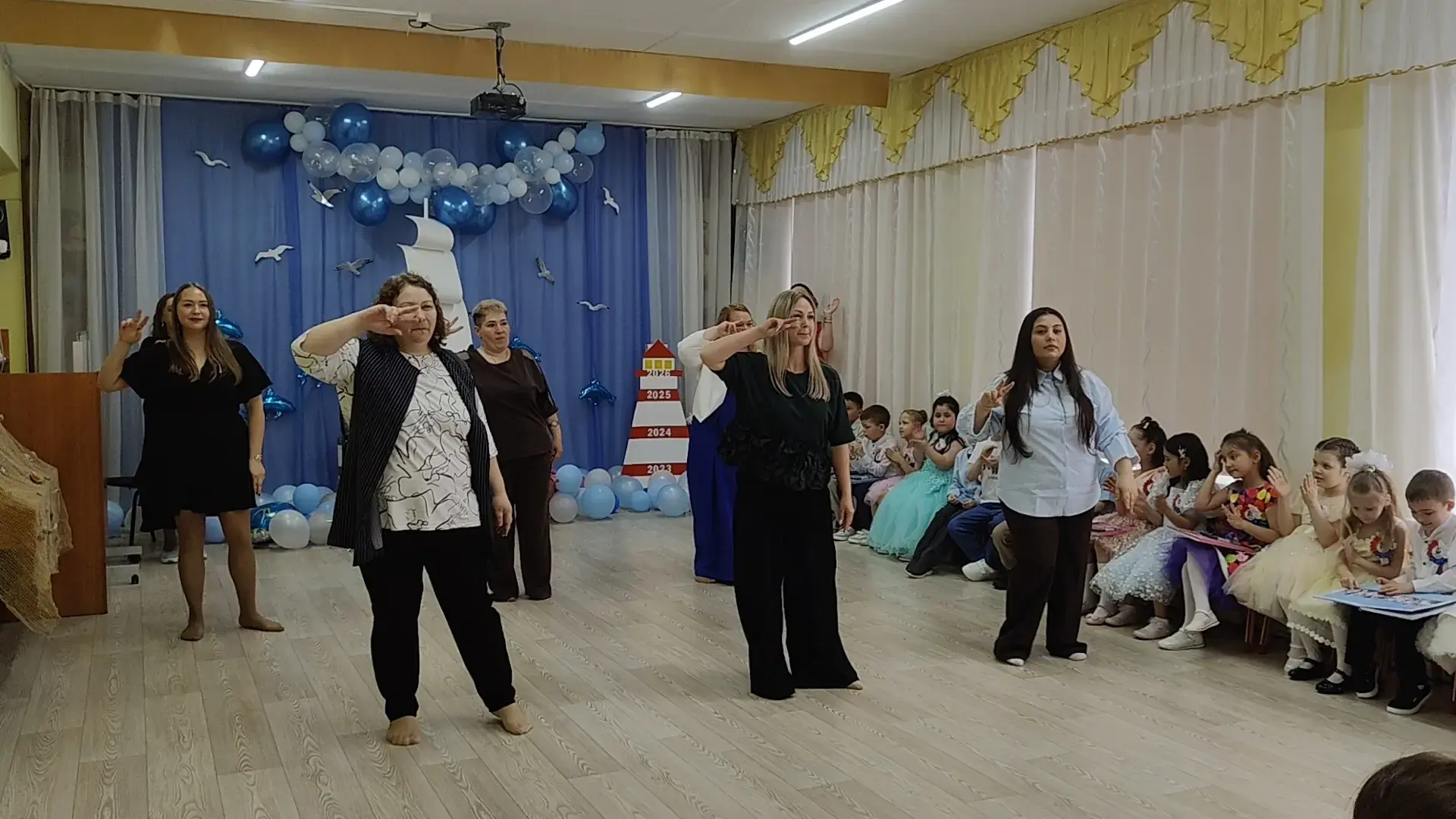 ВОЛШЕБНОЕ ПУТЕШЕСТВИЕ В СТРАНУ ДЕТСТВА!

Наш выпускной прошёл как настоящее приключение! Ребята отпр