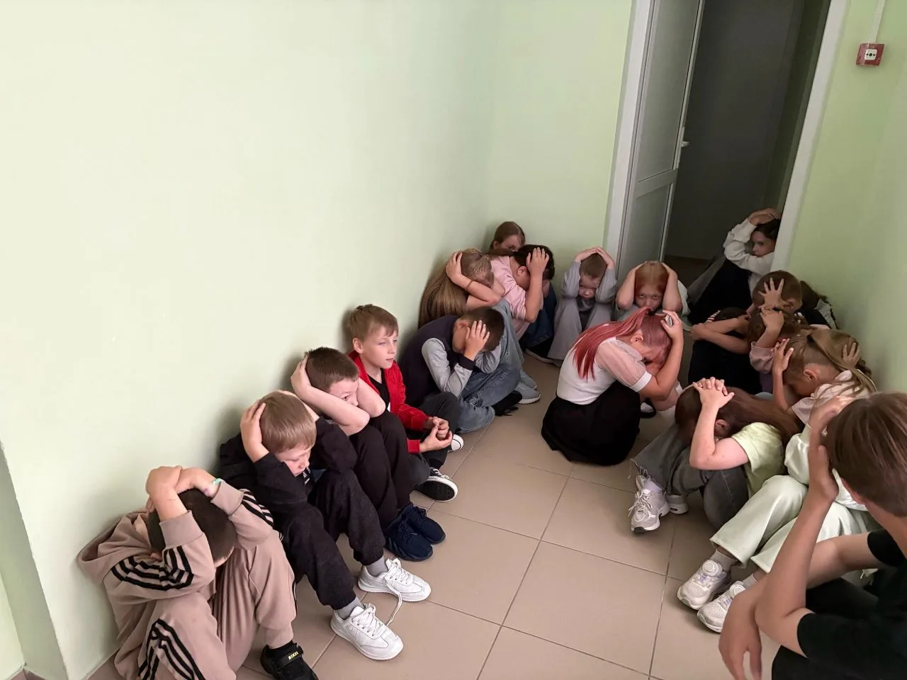 📢 Пост: «Безопасность прежде всего»

Сегодня в нашем лагере дневного пребывания прошло важное трени