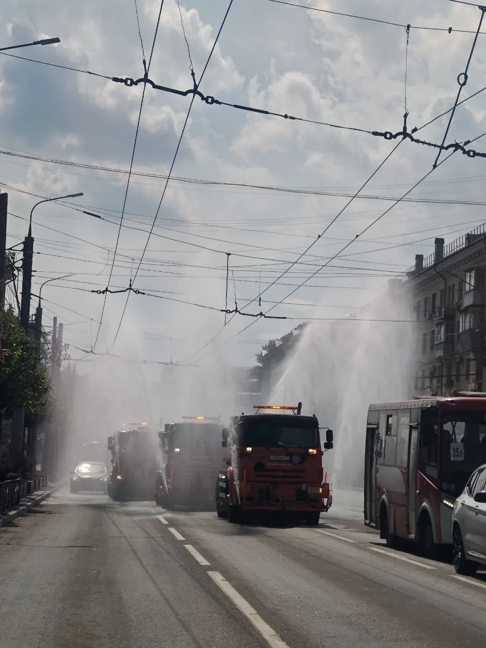 Когда в город приходит жара, выезжают они☔