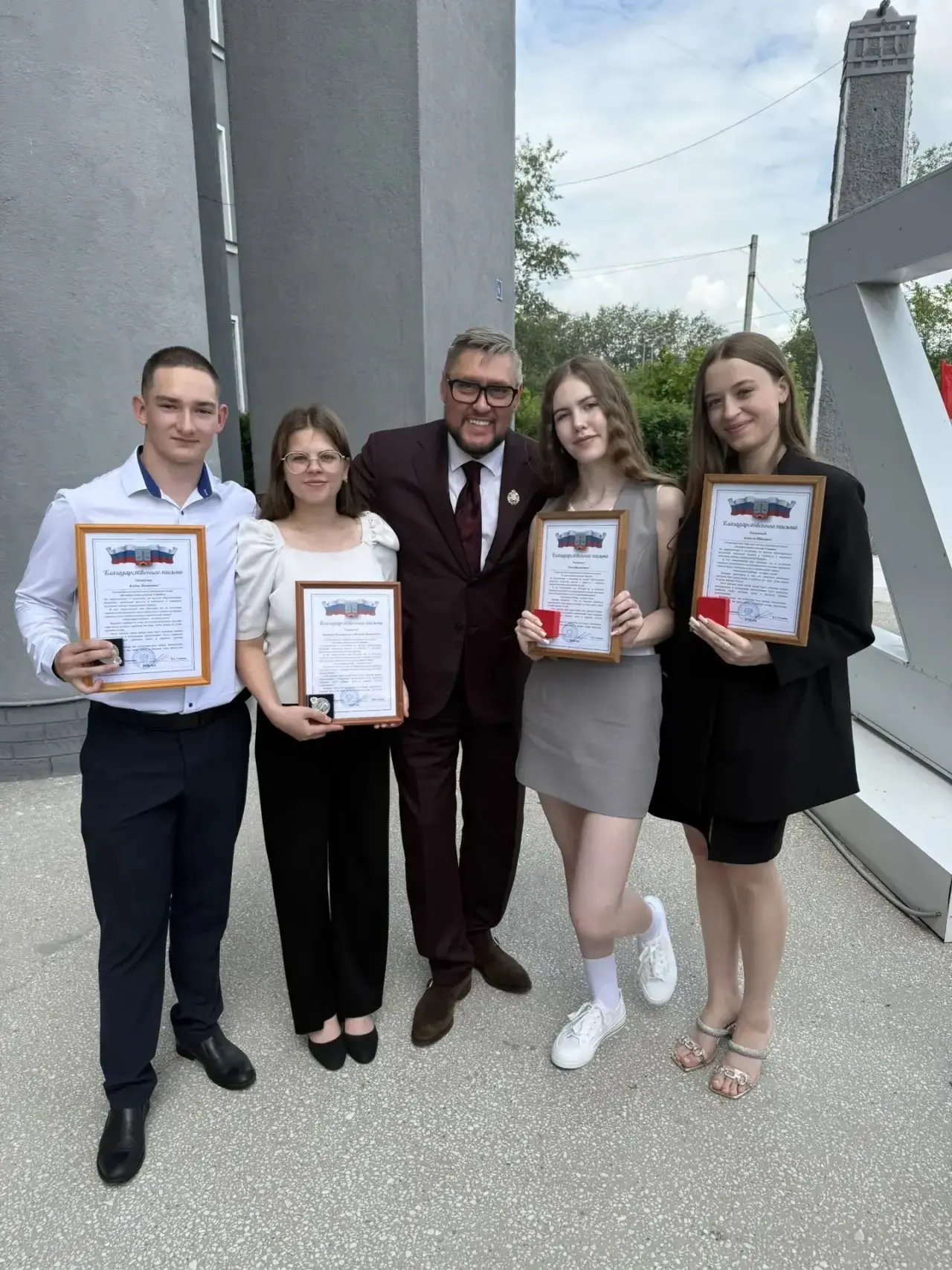 🎉🏅Торжественный прием медалистов у мэра города Черемхово: выпускники школы № 3 получили заслуженны