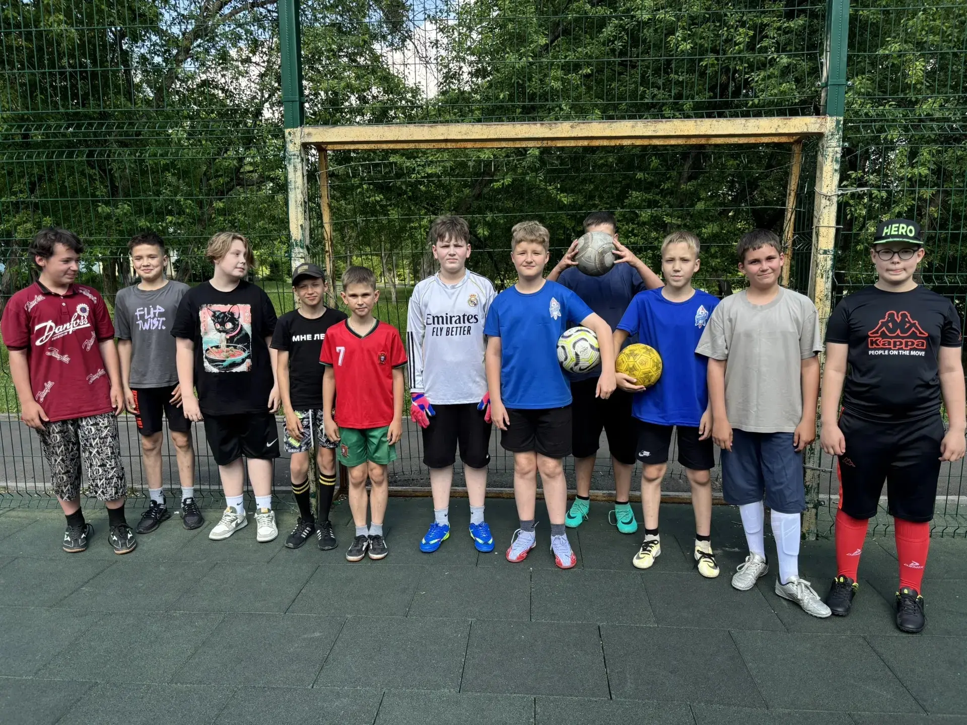 ⚽ Футбольные баталии на школьной площадке! ⚽

На нашей пришкольной территории вновь кипели страсти! 