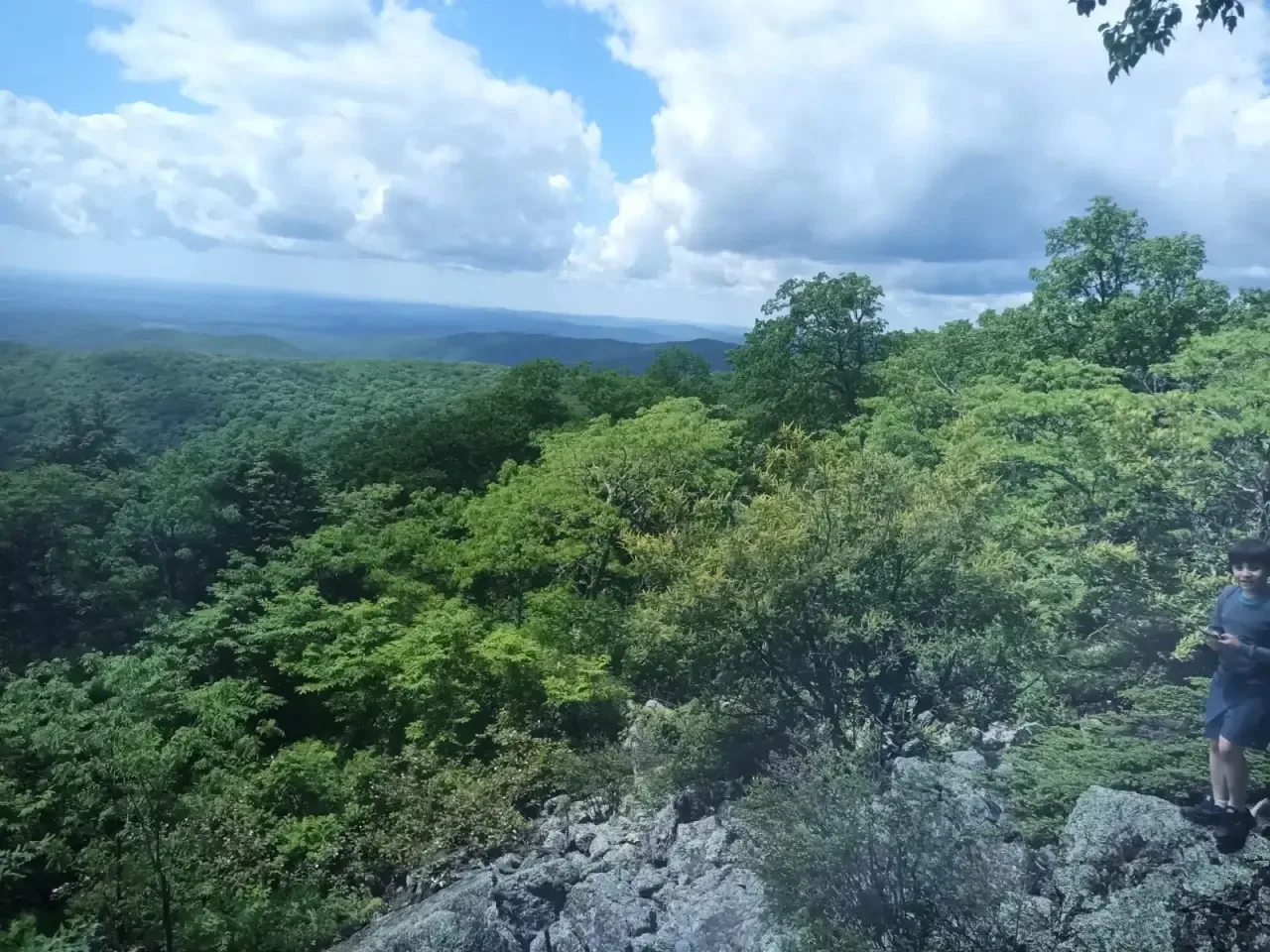 🏔️🎒 Вандан покорён! Захватывающее приключение юных туристов под руководством Василия Семёновича За