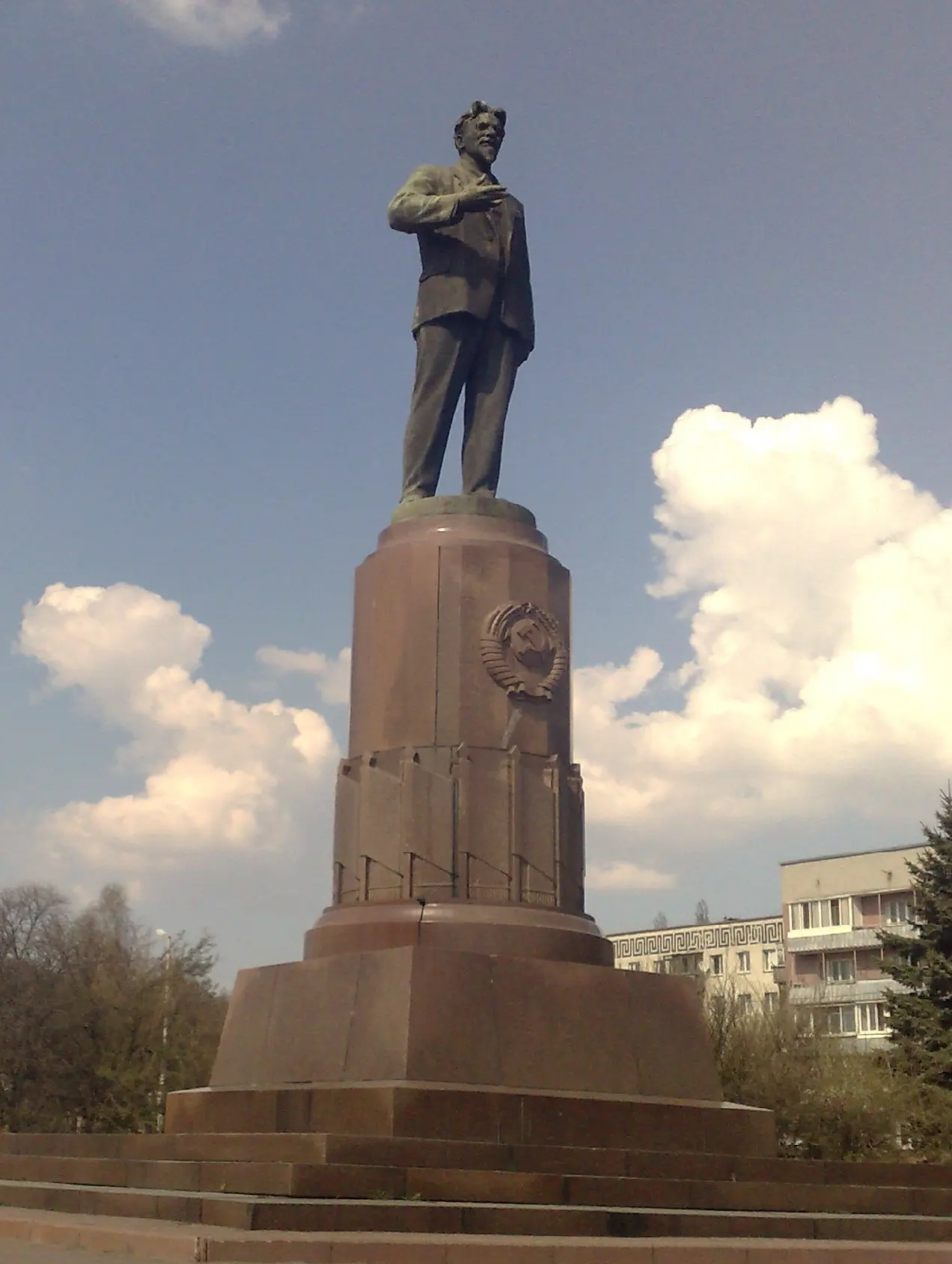 Калининград

Памятник Михаилу Калинину. 4 июля 1946 года, после смерти «всесоюзного старосты», в его