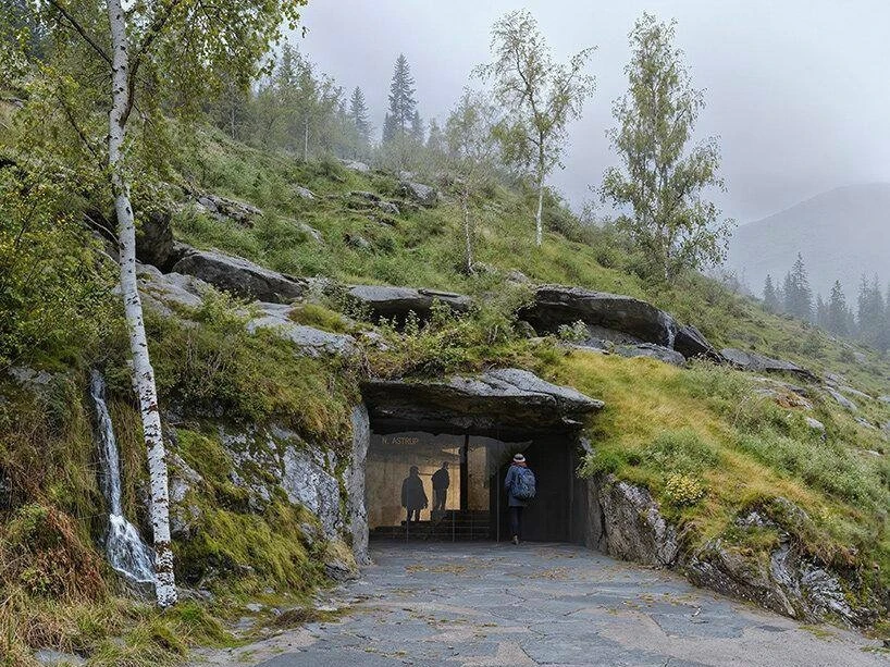 В норвежском Суннфьорде архитекторы PAX Architects придумали музей под землей. Он врезан в склон у о