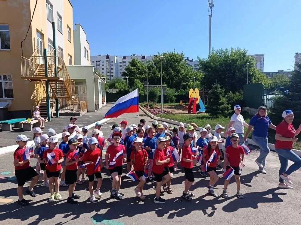 🇷🇺Нам праздники для радости даны
Мы знаем мх немало, самых разных,
Но день России, день родной стр
