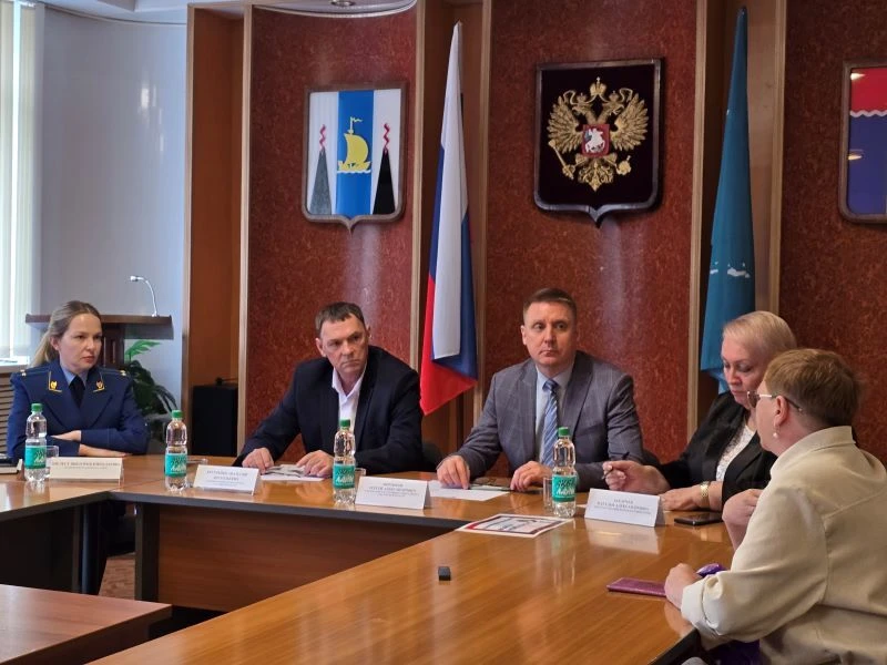 СОВМЕСТНО С ДЕПУТАТОМ ОБЛАСТНОЙ ДУМЫ НАТАЛЬЕЙ ЗАХАРЧУК ПРОВЕЛ 4 ИЮНЯ В ГОРОДЕ МАКАРОВЕ ВЫЕЗДНОЙ ПРИЕ