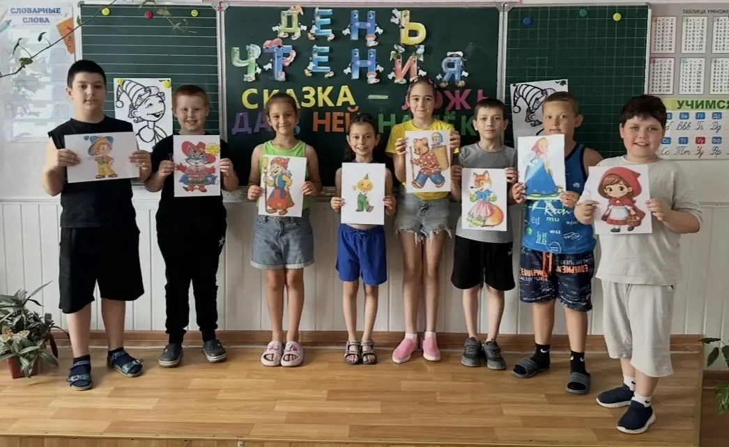 Сегодня в нашем школьном лагере прошёл "День чтения". Воспитатели провели беседы  о пользе чтения и 