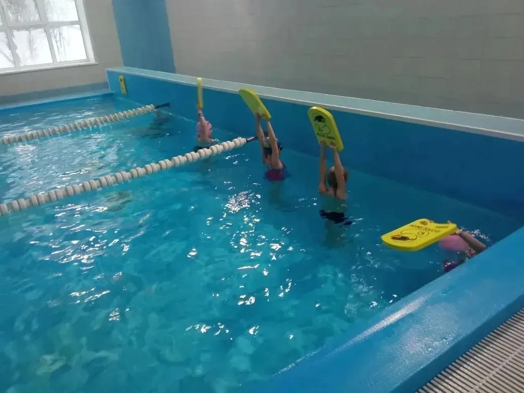 🏊‍♂️1 июня в спортивном комплексе «Дельфин» поселка Каз прошло важное мероприятие для детей. Тренер