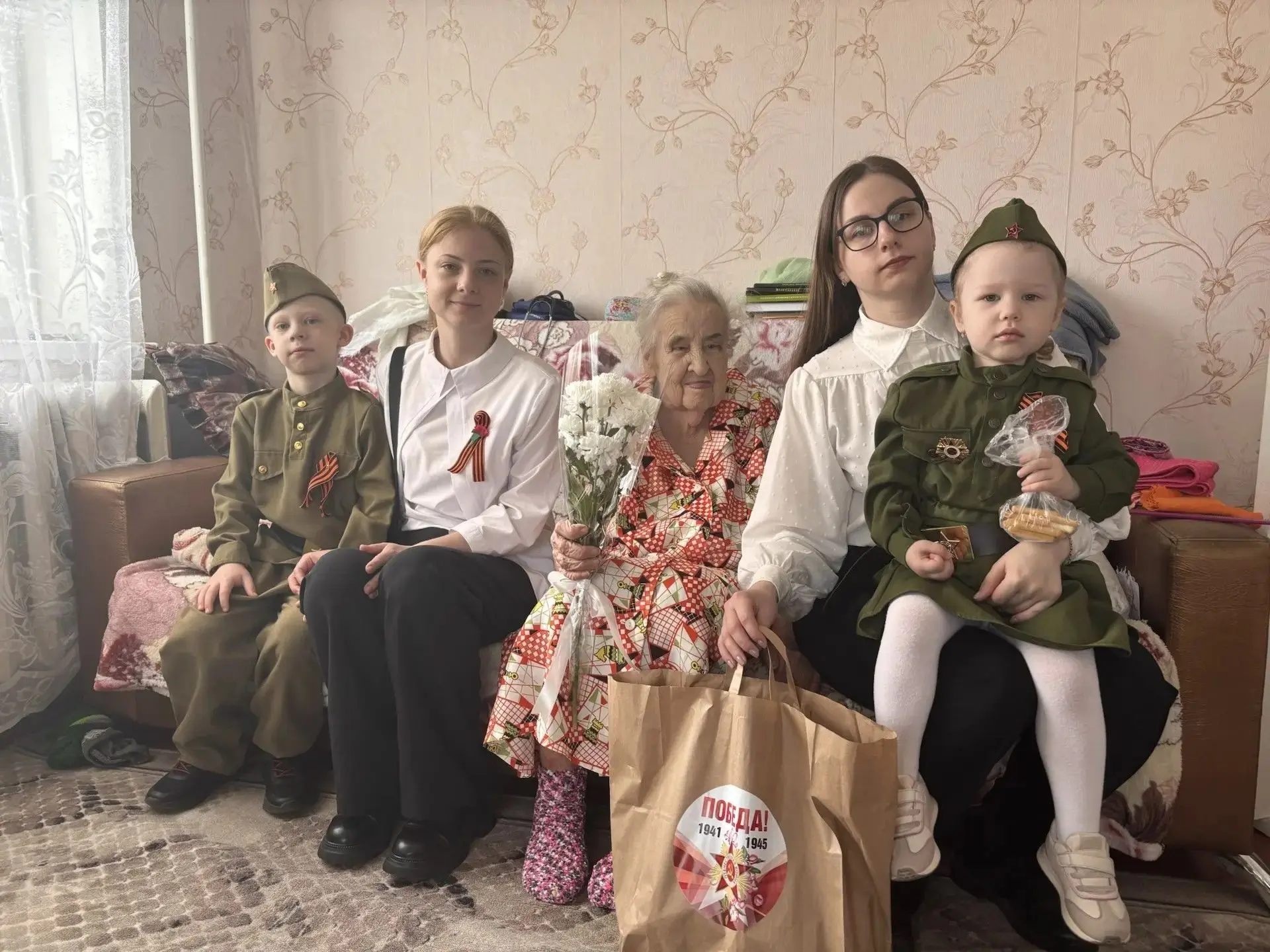 #ДеньПобеды Воспитанники МБДОУ ДС № 45 Росинка, Пискарева Евгения и Мальченко Иван, вместе с родител