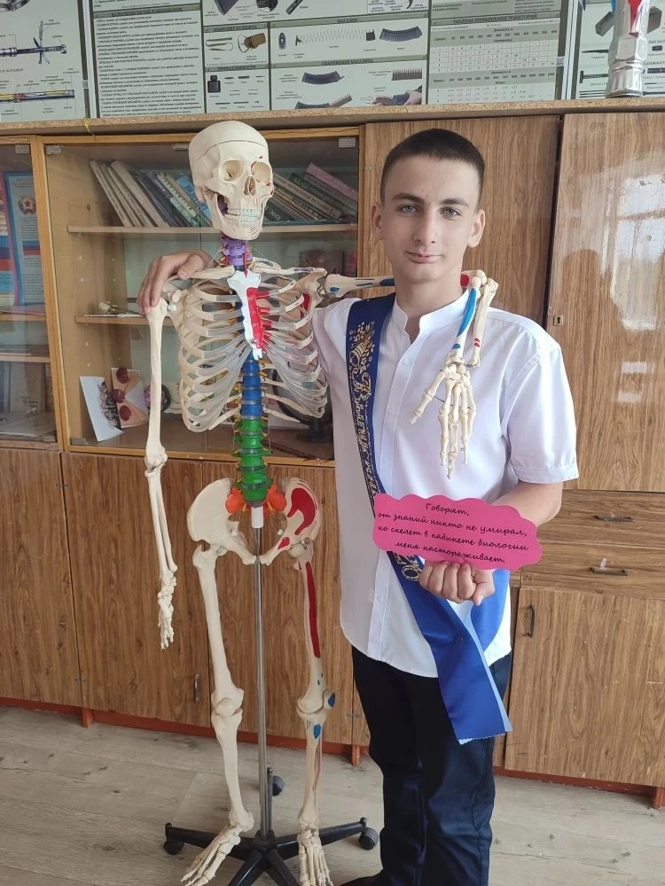 Говорят, что от знаний никто не умирал... Но скелет в кабинете биологии настораживает😉