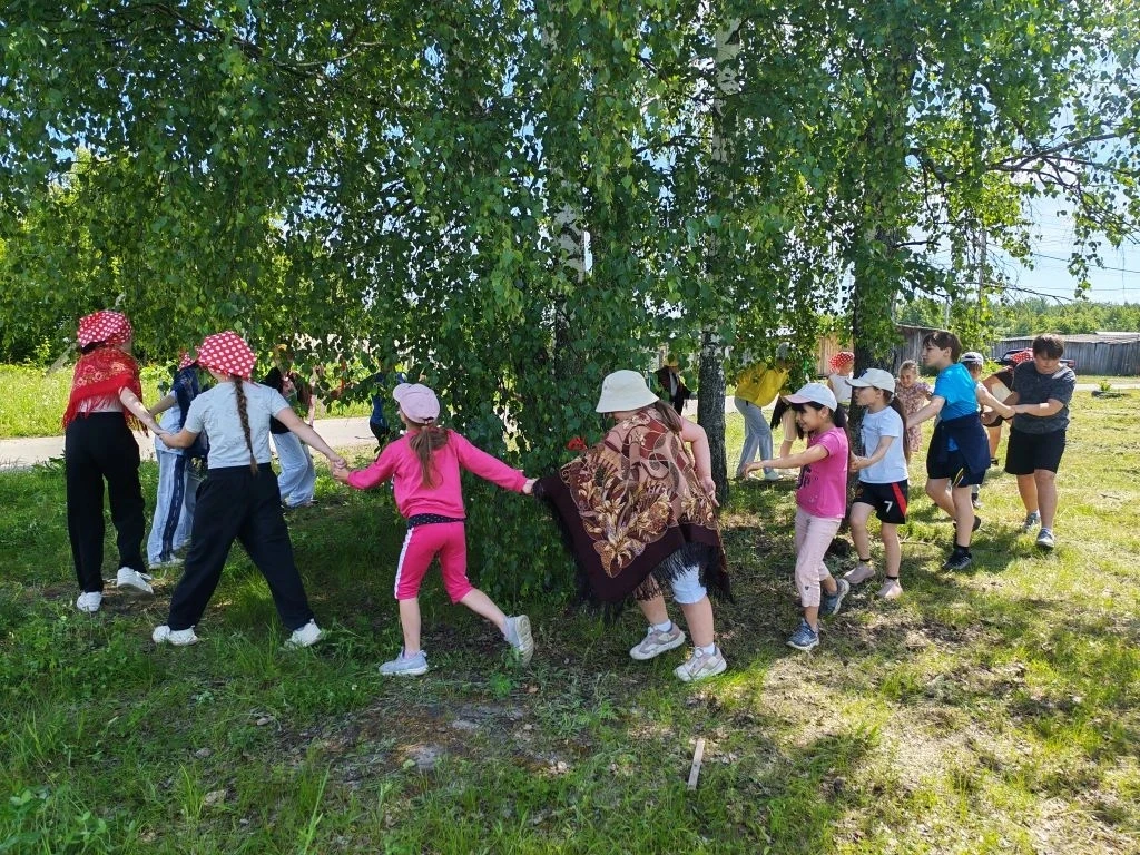 🇷🇺Третий день  в пришкольном лагере «Орлята России " был посвящен русской берёзке🌳.
🌳 Берёза – с