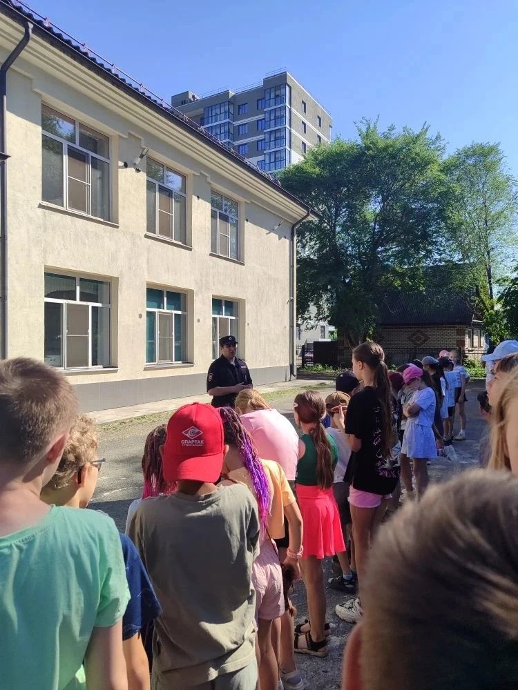 Сегодня в нашем лагере прошла важная профилактическая беседа. В гости к ребятам приехал инспектор Со