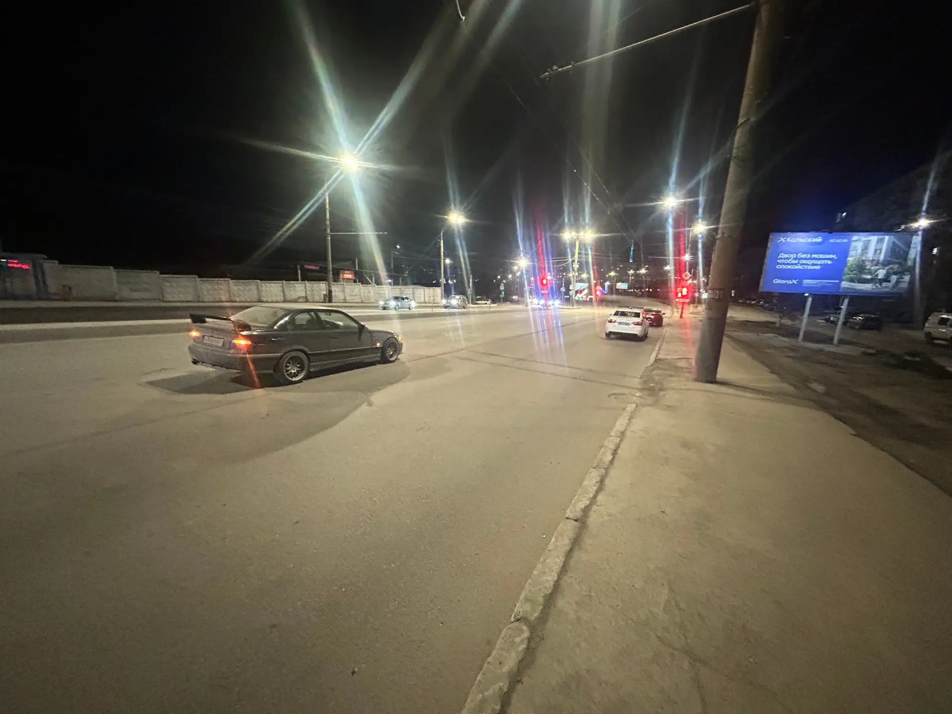 Добрый день, 4 апреля примерно между 17:30 и 18:30 рядом с автопарком напротив Солона Прагматика про