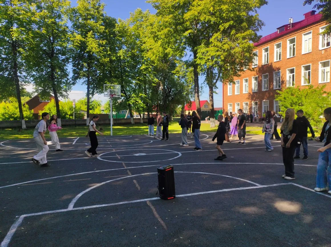 Лето ярких открытий: как проходят будни в лагерях Комсомольской СШ №1 ☀️🎒

Каникулы — время для отд
