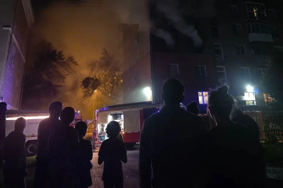 В Кировском районе в доме №1 на улице Сибиряков-Гвардейцев горела квартира 🔥

На место прибыли девя