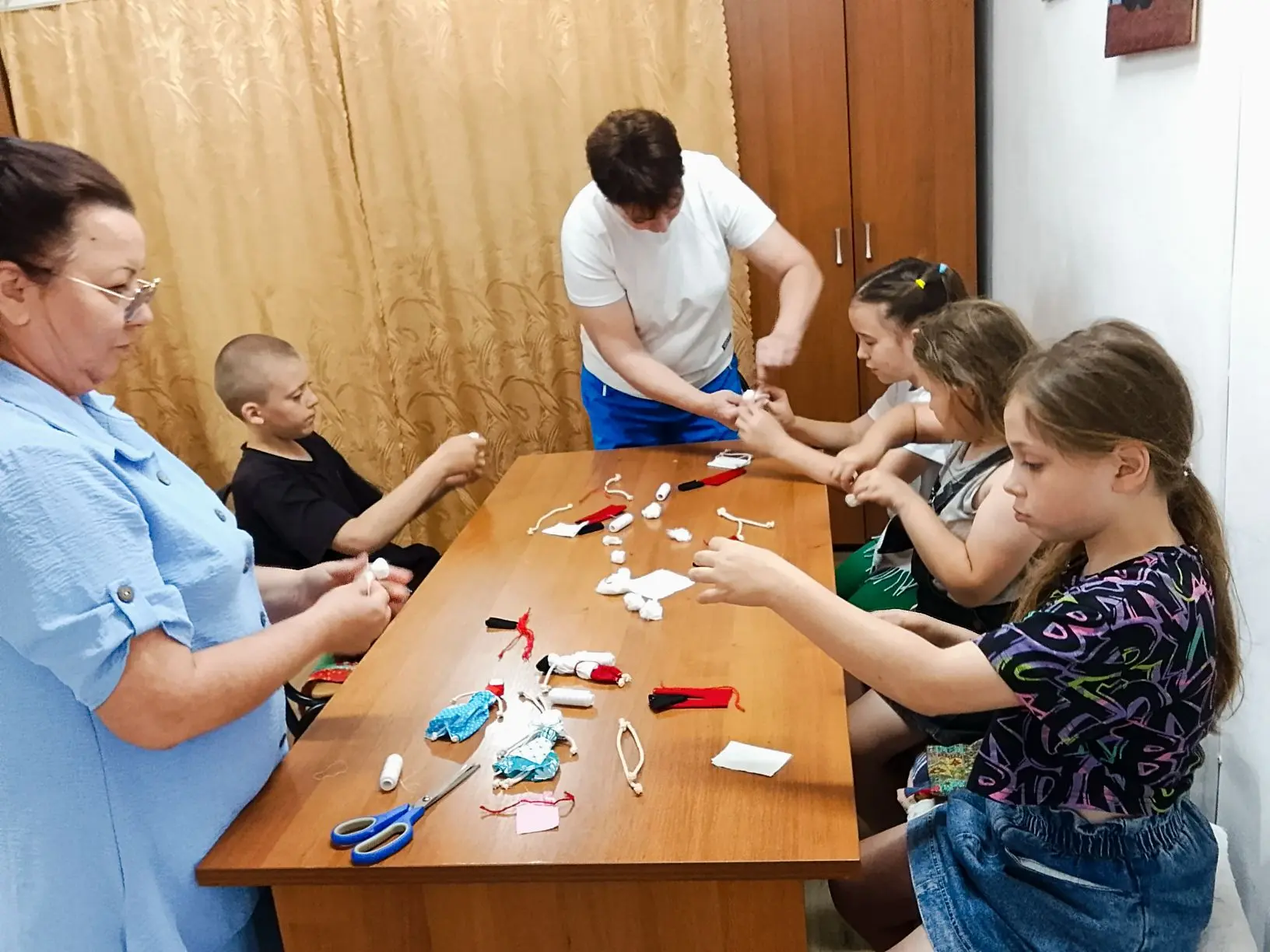 Живая традиция: как юные гости  Этноцентра смастерили своих первых лоскутных кукол

В Этноцентре про