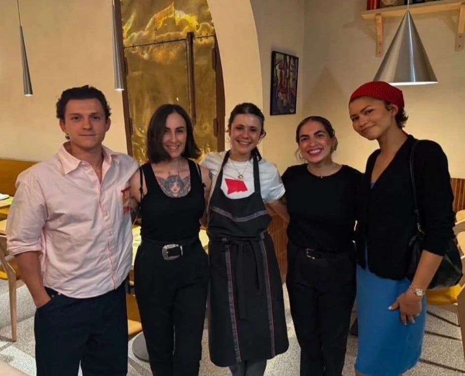 🔥 Том Холланд и Зендея сфоткались с поклонницами в Мадриде! 

Недавно пара посетила премьерный пока