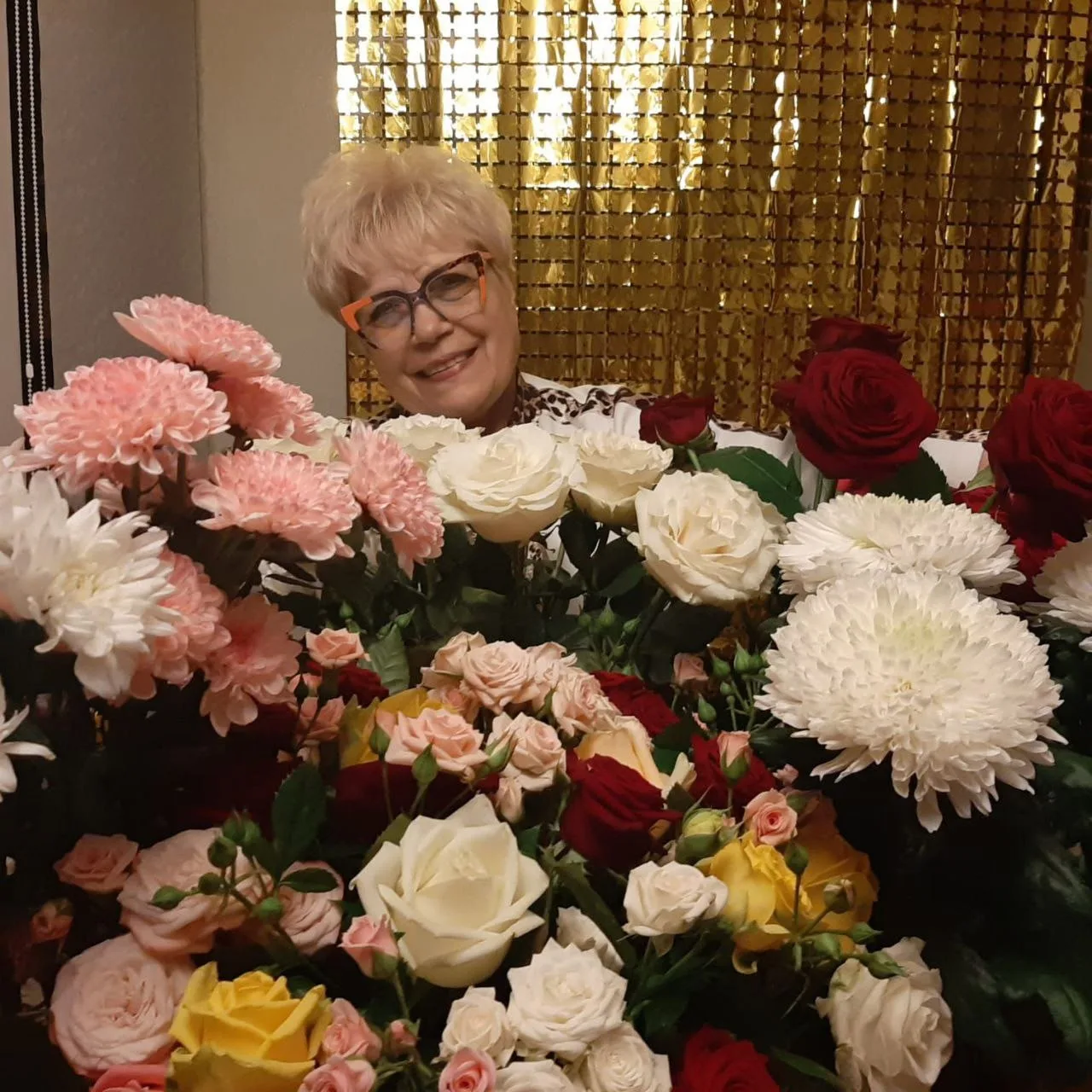 Уважаемая Нина Алексеевна!
В этот праздничный день хотим выразить восхищение Вашим талантом и умение