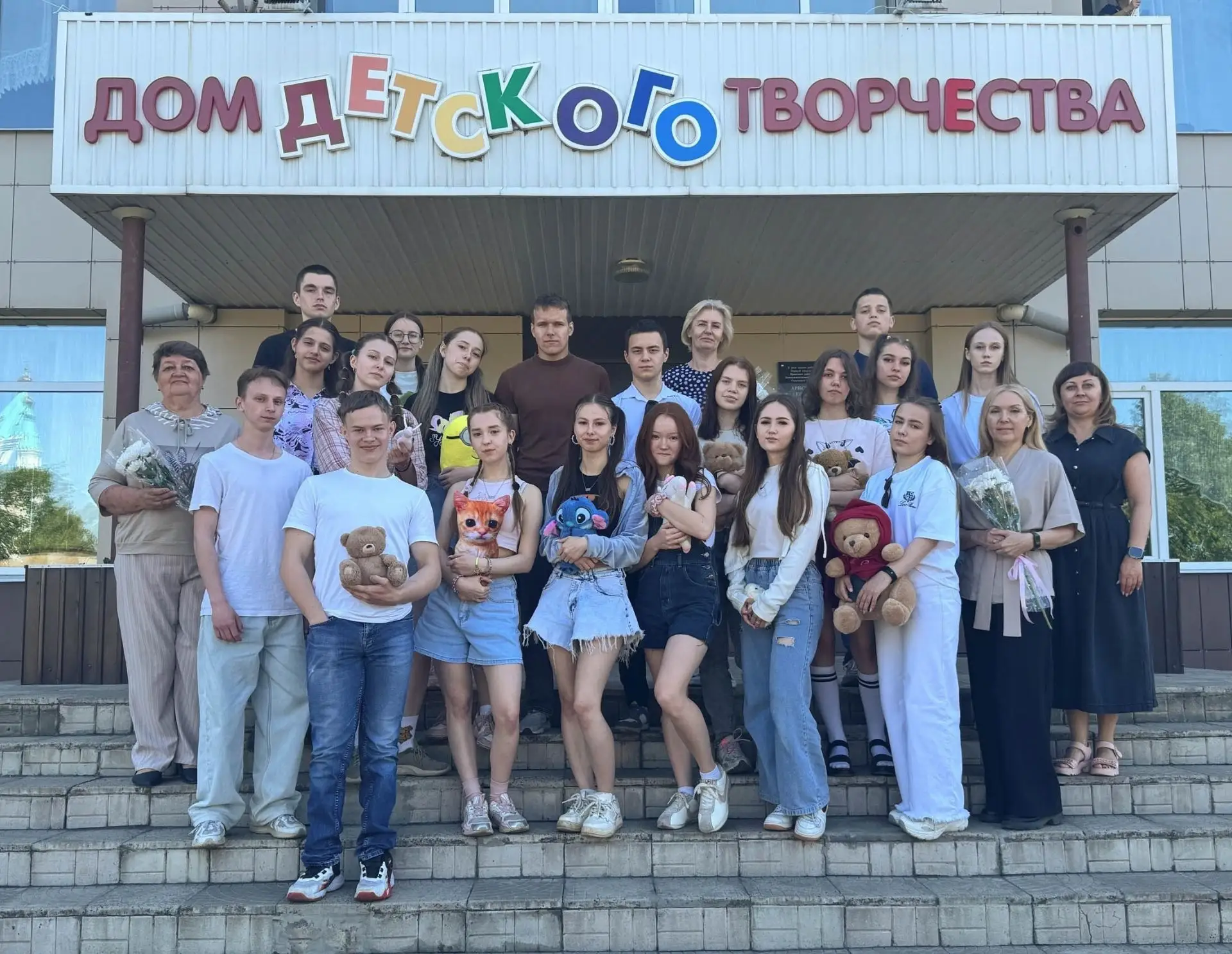 Встречи бывают разные: мимолетные и быстротечные…
А бывают такие… что оставляют след на всю жизнь…
И