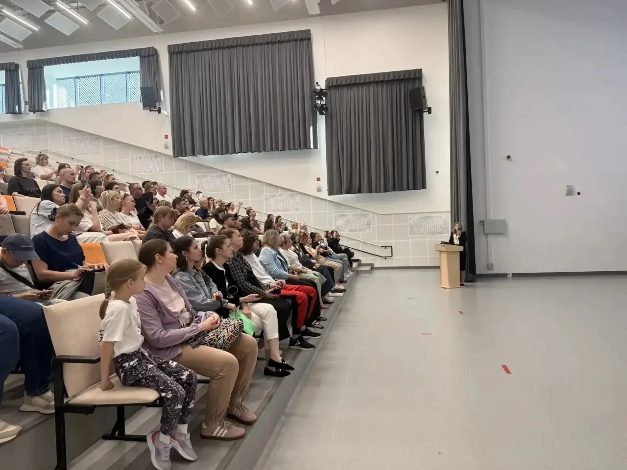 👋Родители, знакомьтесь: это школа! 

🏫Папы и мамы будущих первоклассников ОПШ11 впервые побывали в