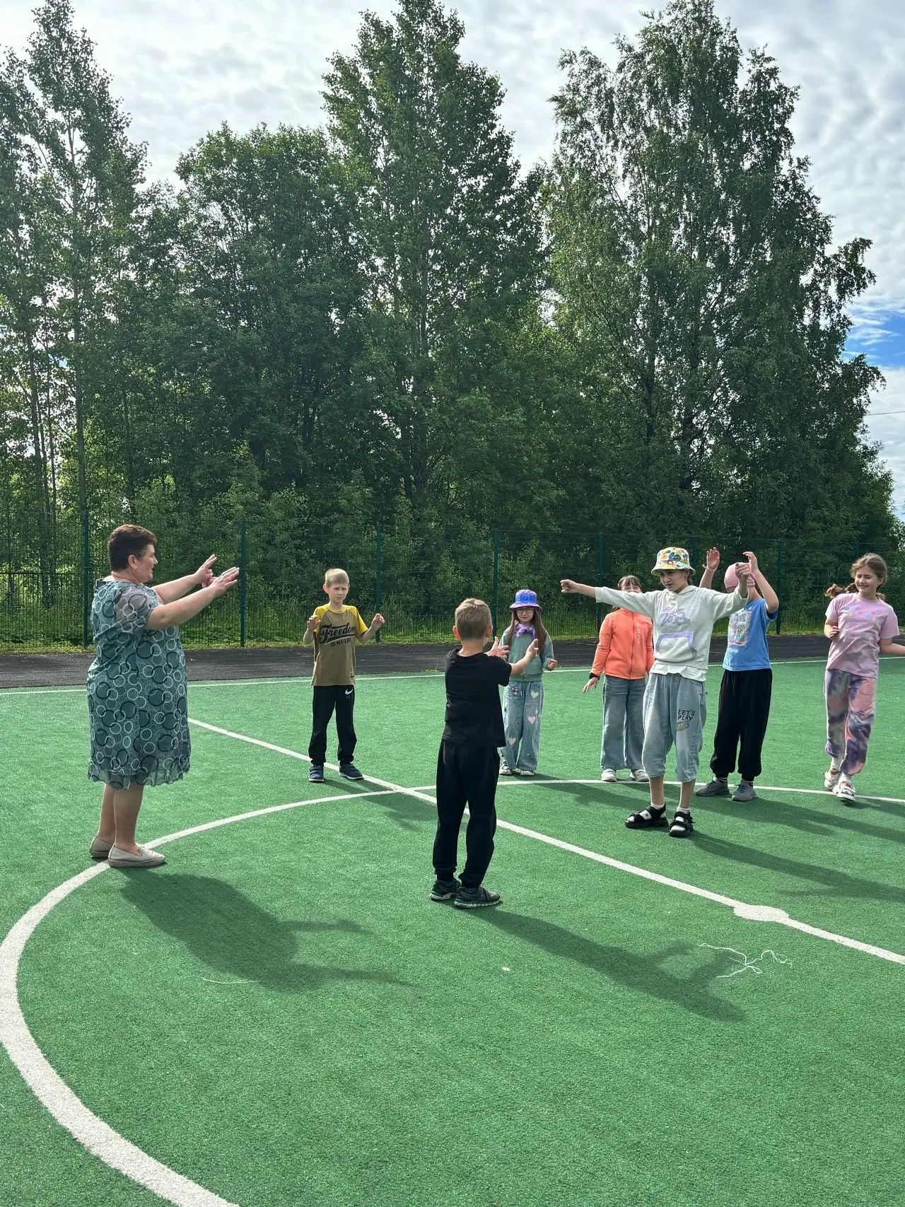 ☀ Солнечный привет из Черной речки

В школе микрорайона Черная речка отряд «Солнышко» лагеря «Лучики