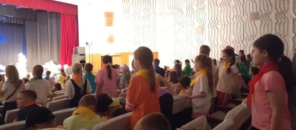 11 июня. ДК "Звёздный". Концертная программа " Россия-великая страна! "

Душа России — в наших сердц