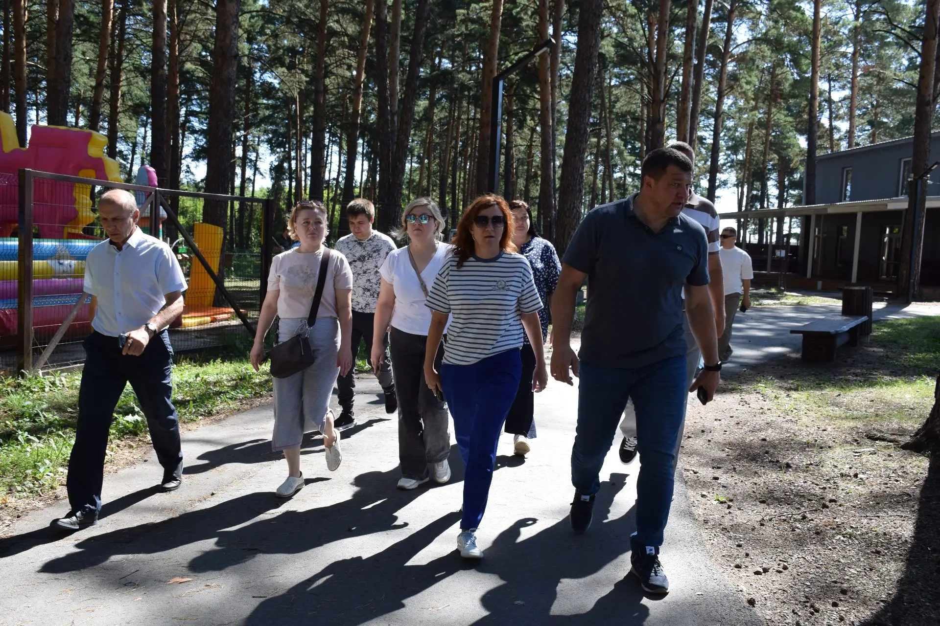 В Заозерном прошлись по новой набережной вдоль озера Черное. Деревянный настил постелен практически 