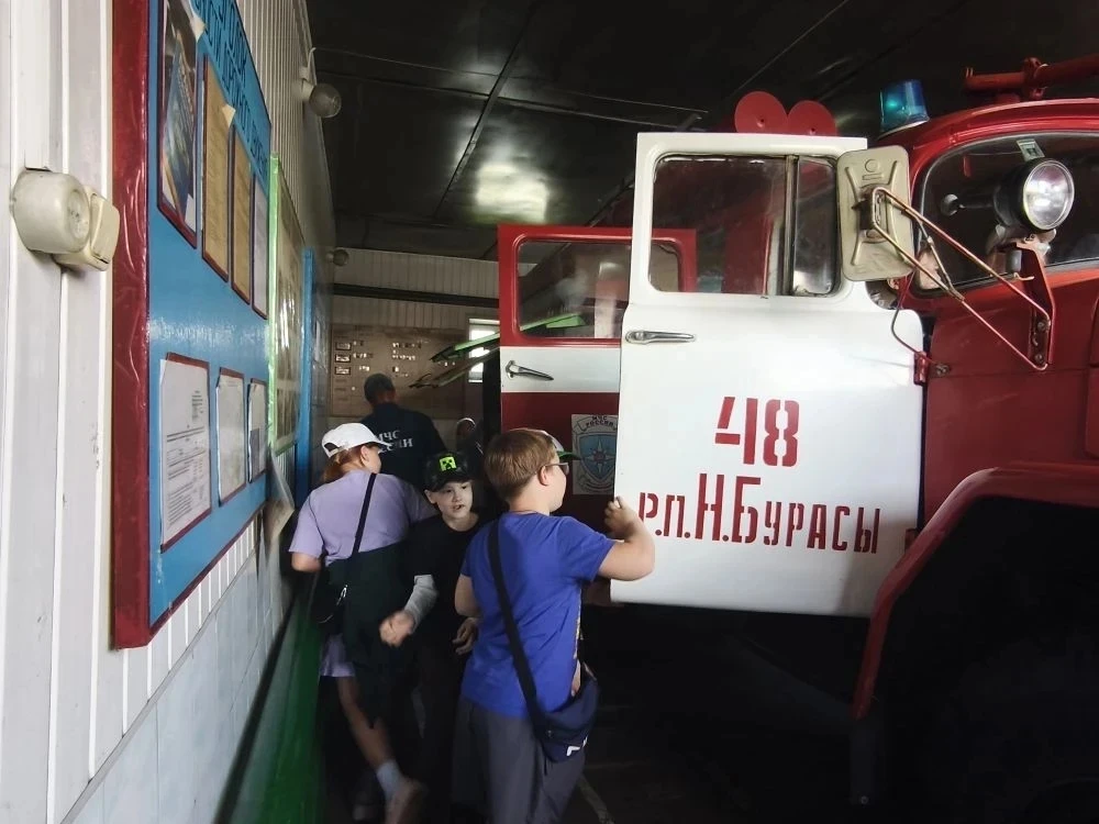 Восьмой день в нашем летнем лагере при Школе #2. 
Поход в пожарную часть

 Сегодня в нашем лагере бы