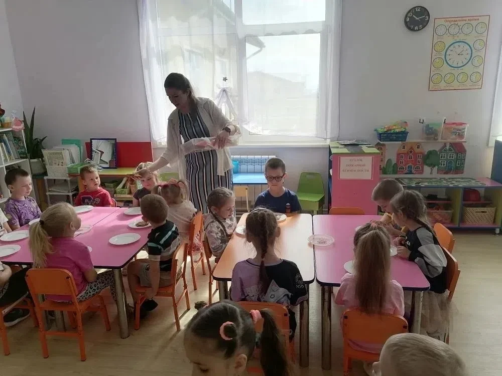 В старшей группе "Сказка" прошел увлекательный мастер-класс по росписи🌟 пряников🍪. На этот раз наш